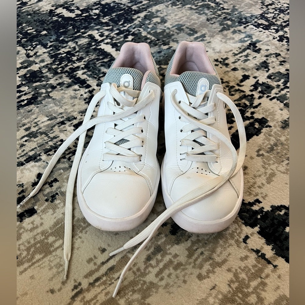 On Cloud Women's THE ROGER Advantage Shoes